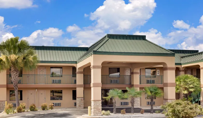 Super 8 by Wyndham Byron/South Macon - Image 1