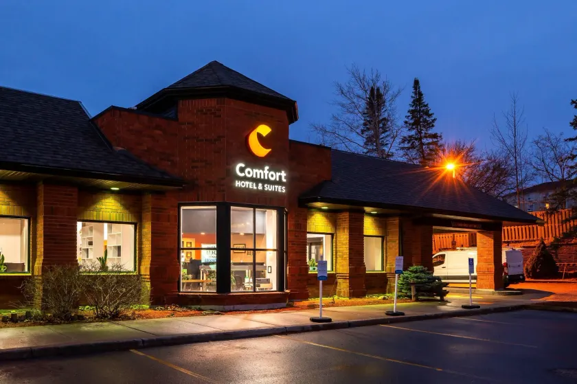 Comfort Hotel & Suites - Image 1