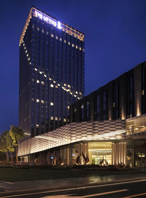 Chongqing The Lotus Hotel - Image 1