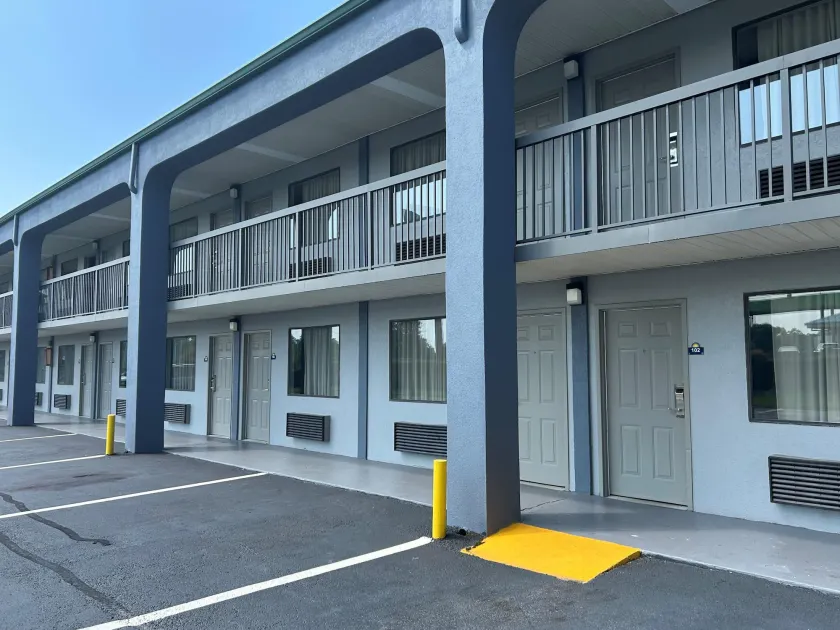 Days Inn by Wyndham Byron - Image 1
