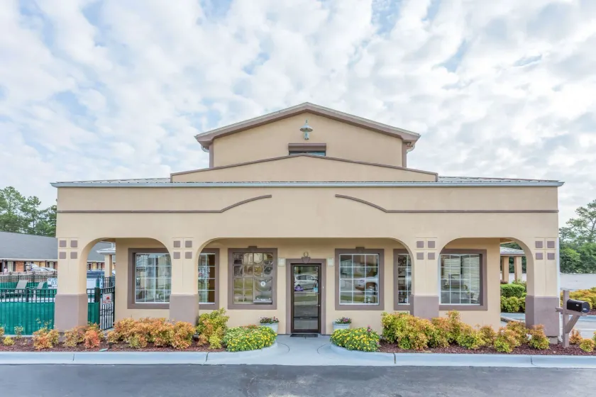 Super 8 by Wyndham Santee - Image 1