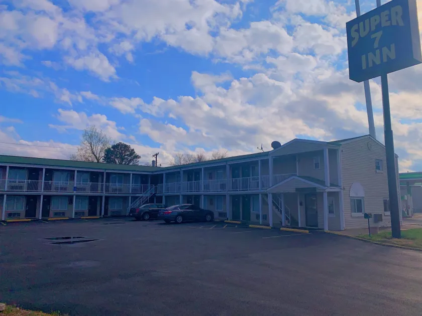 Super 7 Inn - Image 1