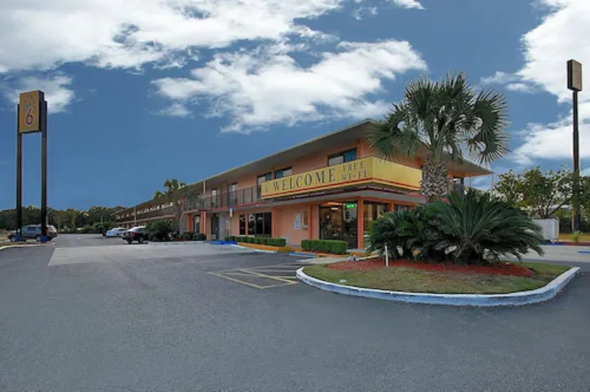 Super 6 Inn & Suites - Image 1