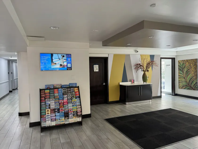 Motel 6 Hollywood - Lobby sitting area