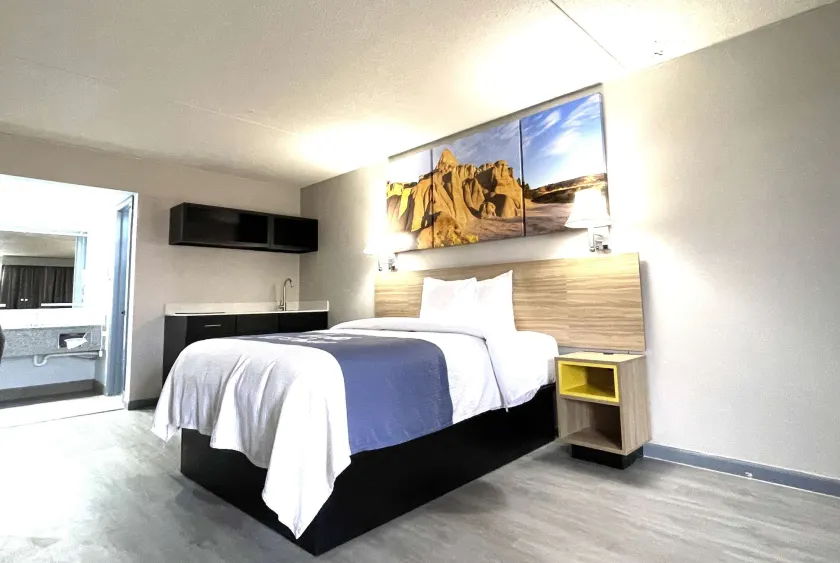 Days Inn by Wyndham Salina South - Image 1
