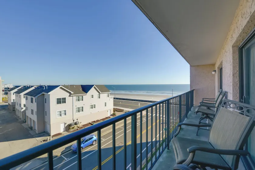 Beachfront Fourth-Floor Condo w/ Community Pool! - Image 1