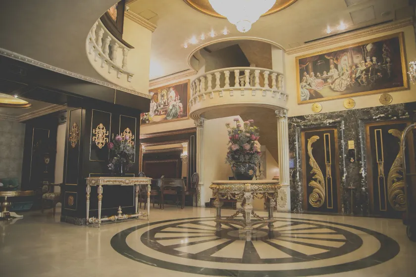 Queens Suite Hotel - Image 1