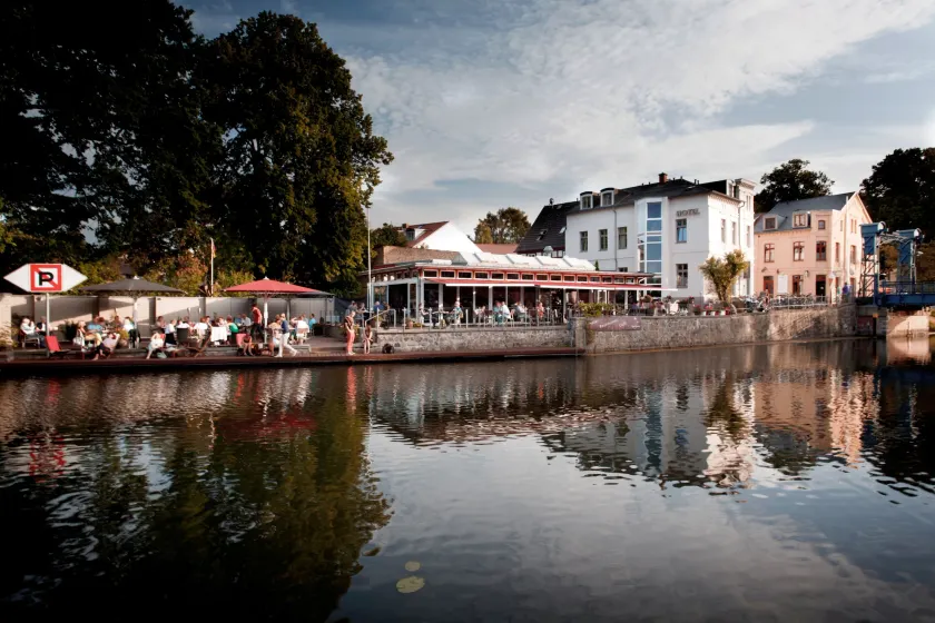 Hotel & Restaurant Fackelgarten Plau am See - Image 1