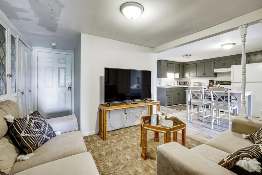 Comfy Apartment Close to Downtown and Beaches! - Image 1