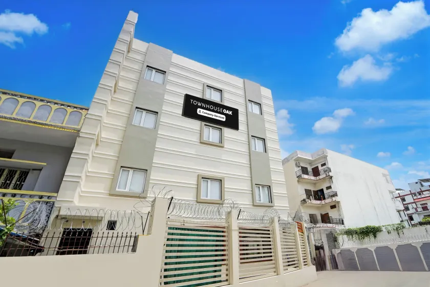 Super Townhouse Oak Banaras Central Railway Junction Formerly Sri Hari Inn - Image 1