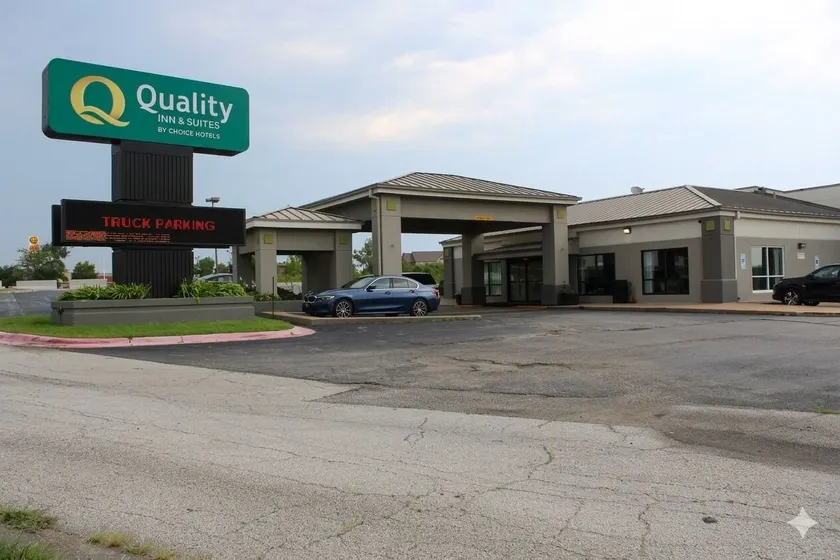 Quality Inn & Suites Moline Airport - Image 1