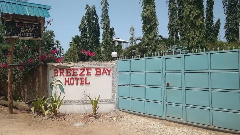 Breezebay Pool hotel - Image 1