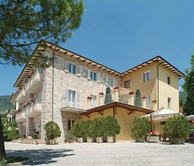 Viole Country Hotel - Image 1