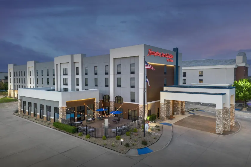 Hampton Inn & Suites Dallas-DFW ARPT W-SH 183 Hurst - Image 1