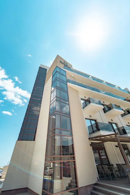 Hotel Manor - Image 1