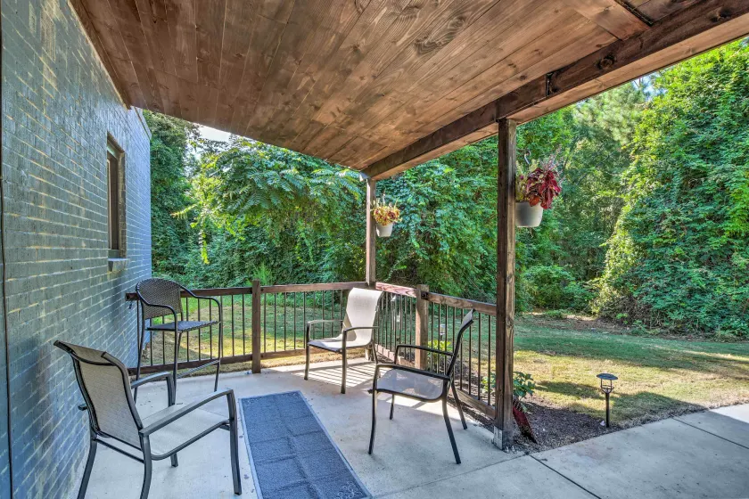 Modern Central Apartment w/ BBQ Patio & Yard! - Image 1