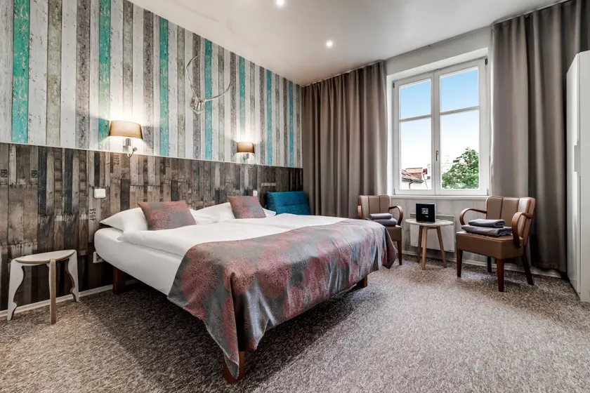 Royal Court Hotel - Image 1
