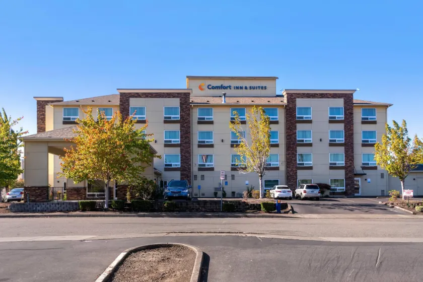 Comfort Inn & Suites Salem Northeast - Image 1