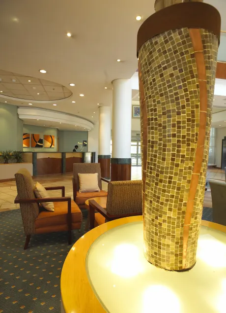 Garden Court Eastgate - Lobby sitting area
