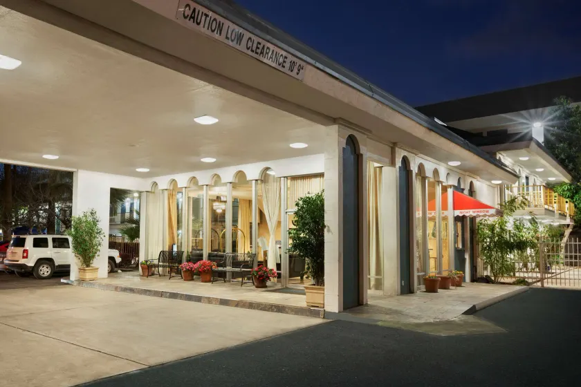 Travelodge by Wyndham Bakersfield - Image 1