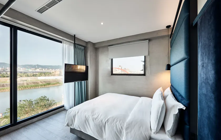 Waterfront Hotel - Image 1