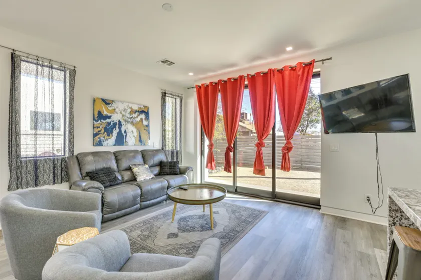 2 Mi to Dtwn Phoenix: Sleek Apt w/ Fenced Yard! - Image 1