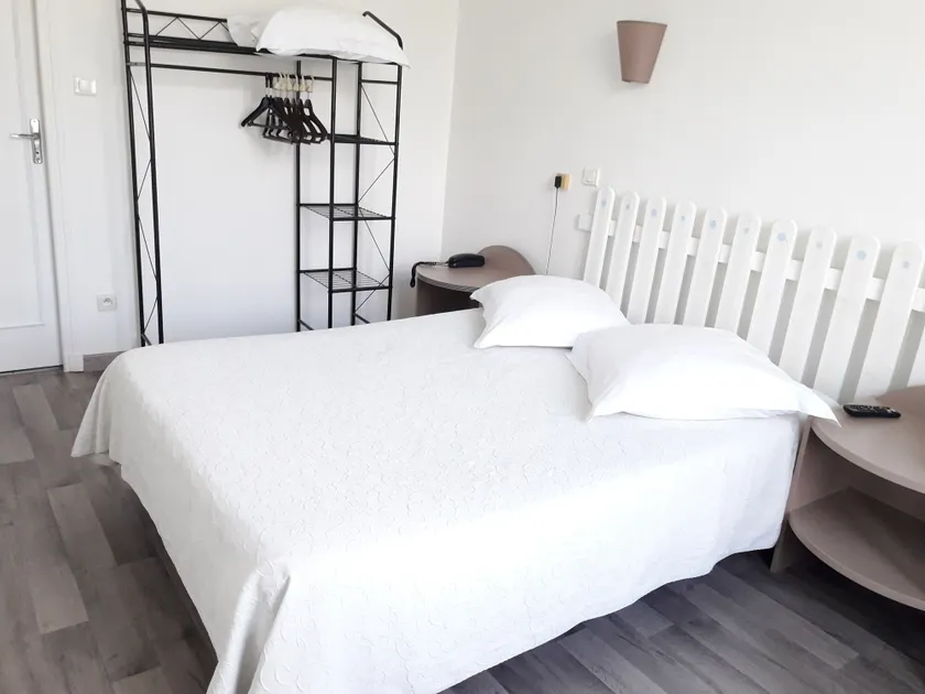 Au Nouvel Hôtel - Image 1