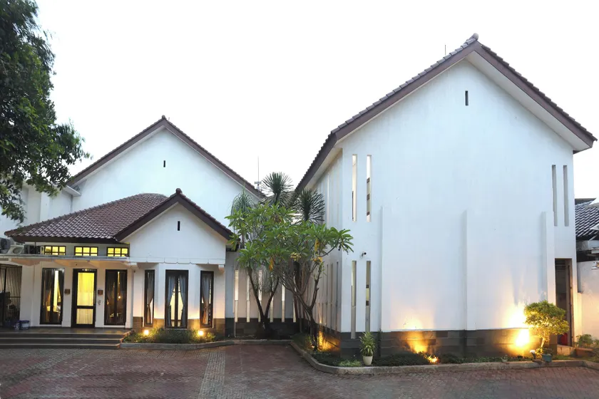 Jambuluwuk Heritage Menteng Suites - Image 1