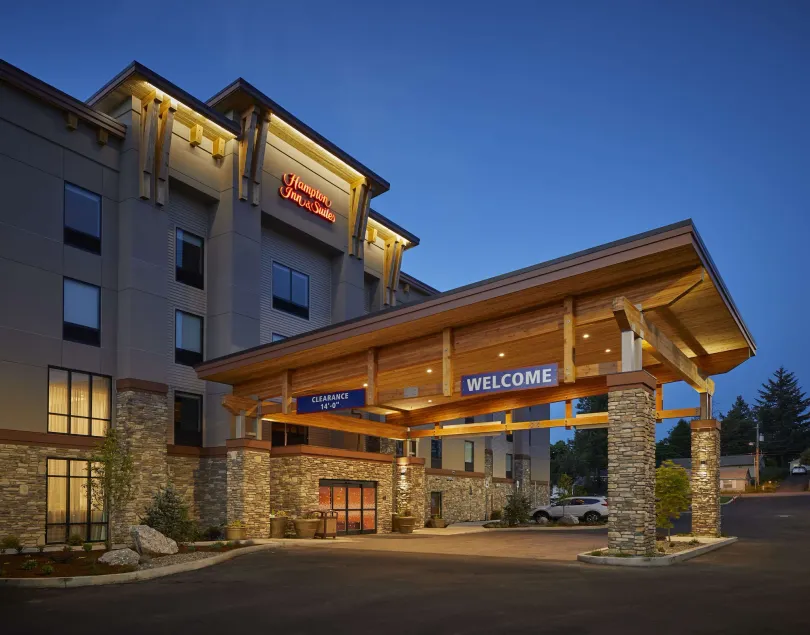Hampton Inn & Suites Roseburg - Image 1