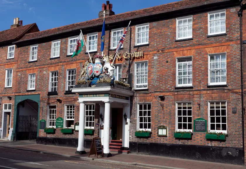 Uno Hotel Rose and Crown Tonbridge -PARKING FREE - Image 1