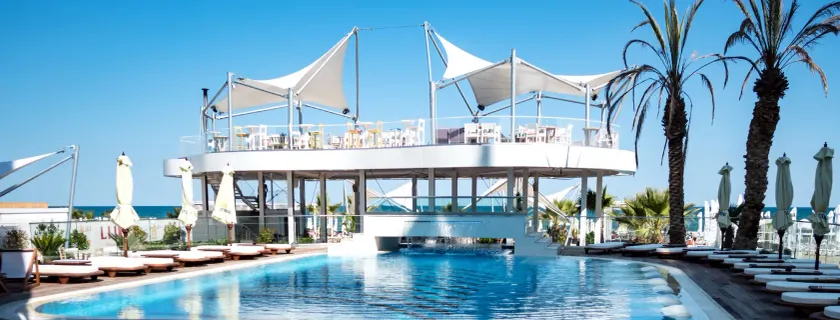 White Tower Mamaia Apartament - Image 1