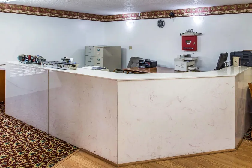 Econo Lodge Inn & Suites - Image 1