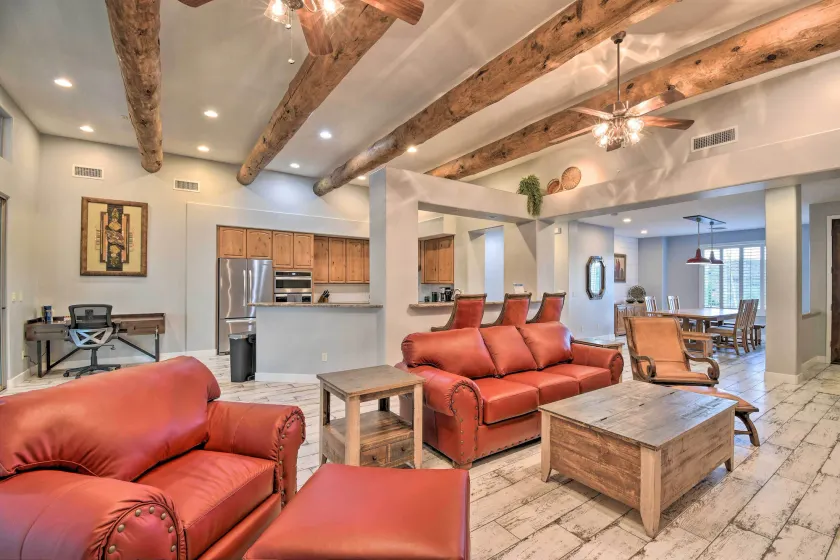 Luxe Phoenix Home: Desert Butte View & Heated Pool - Innvendig