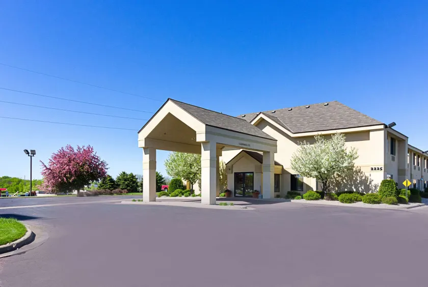 Quality Inn Fairmont - Image 1