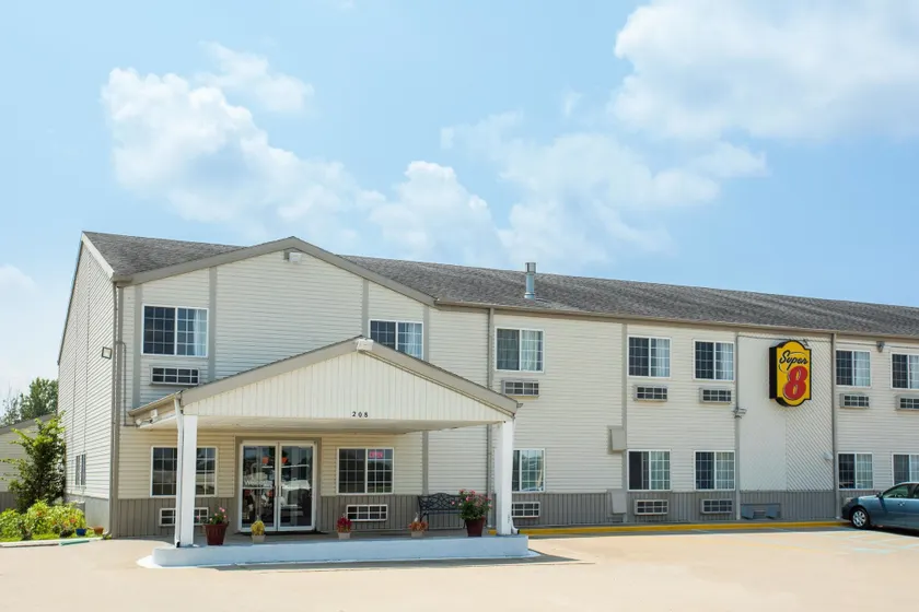 Super 8 by Wyndham Sweet Springs - Image 1