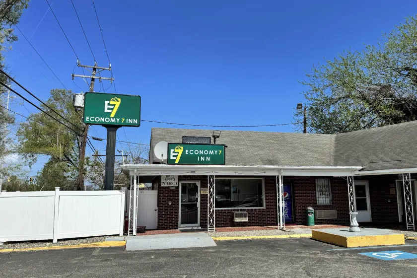 Economy 7 Inn Near Hampton University VA - Image 1