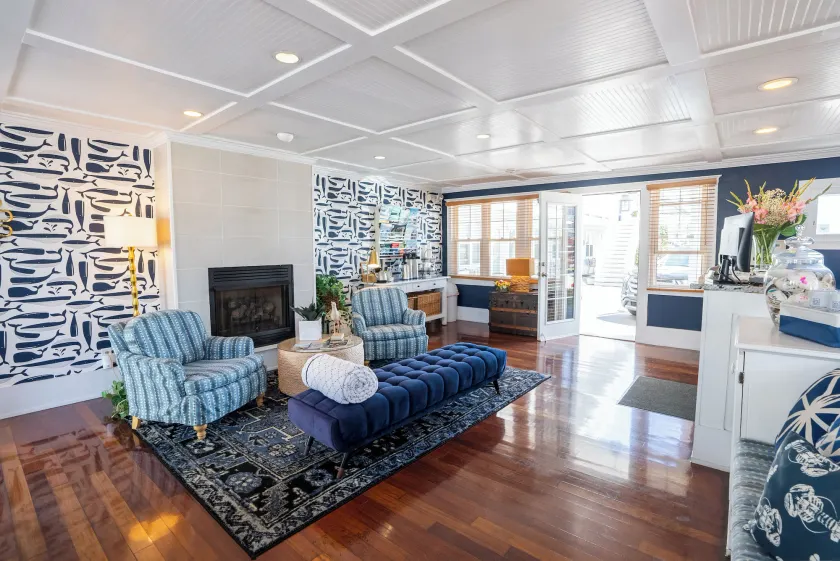 The Edgewater - Hall