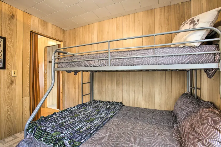 Secluded Irons Cabin w/ 5-acre Yard, Deck, Grill! - Værelse
