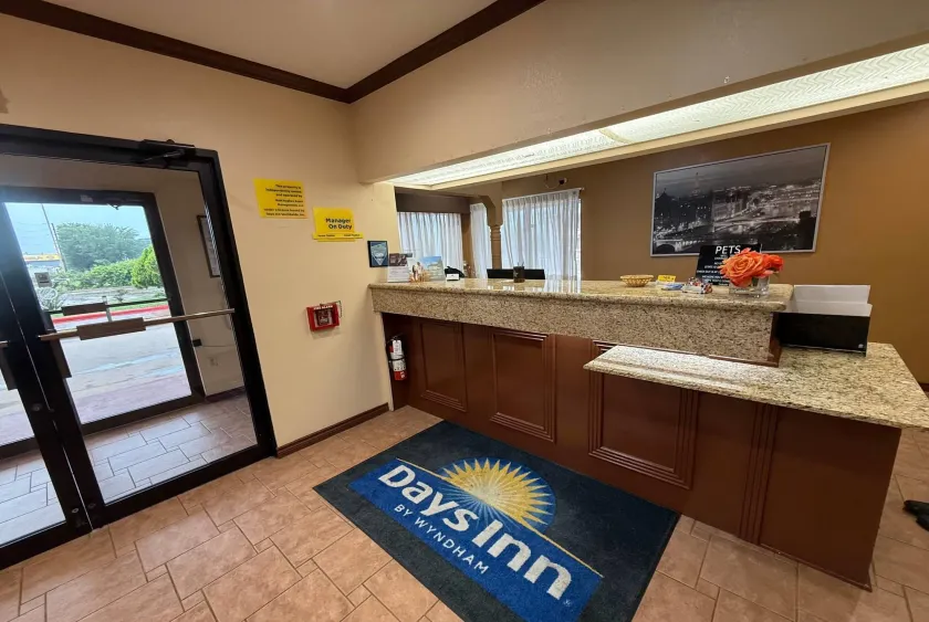 Days Inn by Wyndham Navasota - Hall