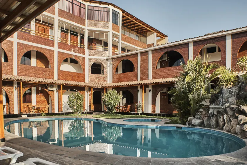 Bris Hotel - Image 1