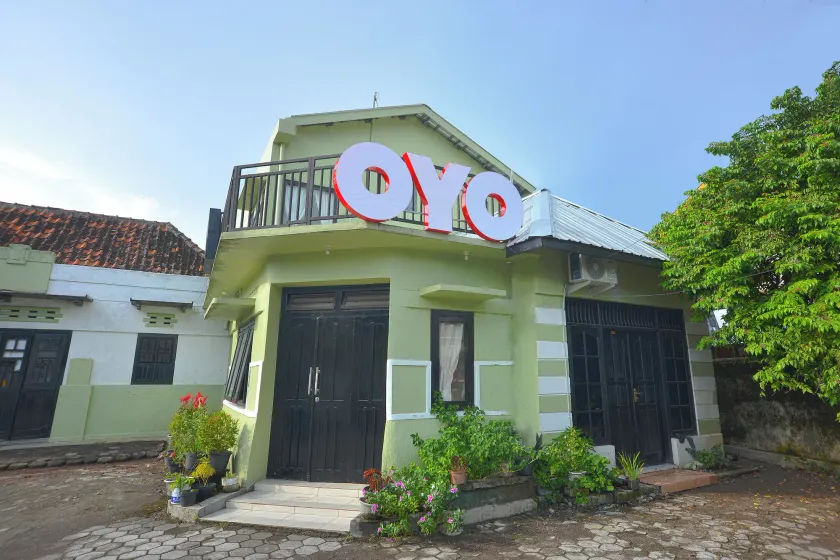 OYO 634 Elga Sastro Inn Syariah - Image 1