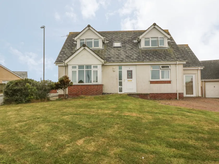 5 Cae Derwydd - Image 1