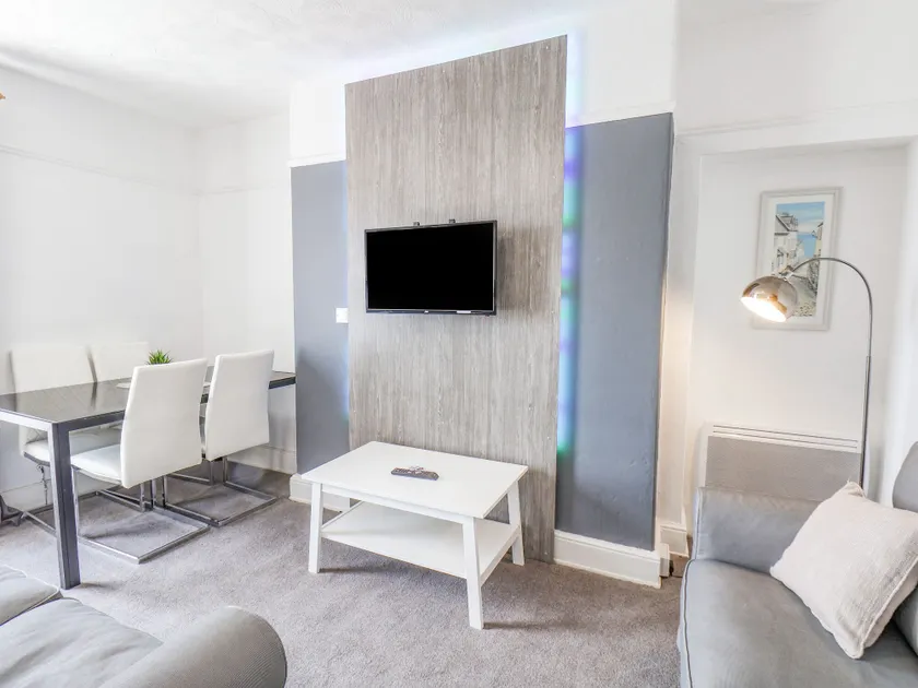 Oceana Holiday Apartments - Image 1