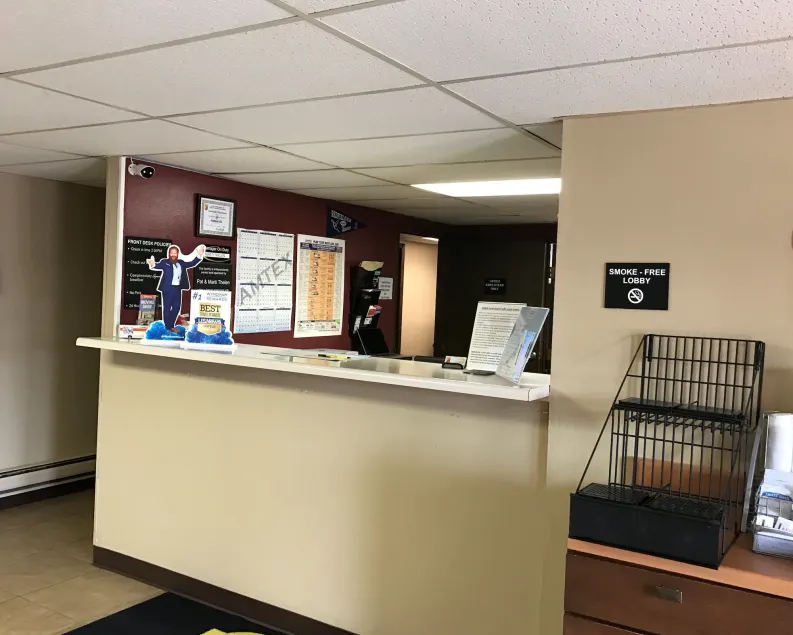 Super 8 by Wyndham Redfield - Lobby