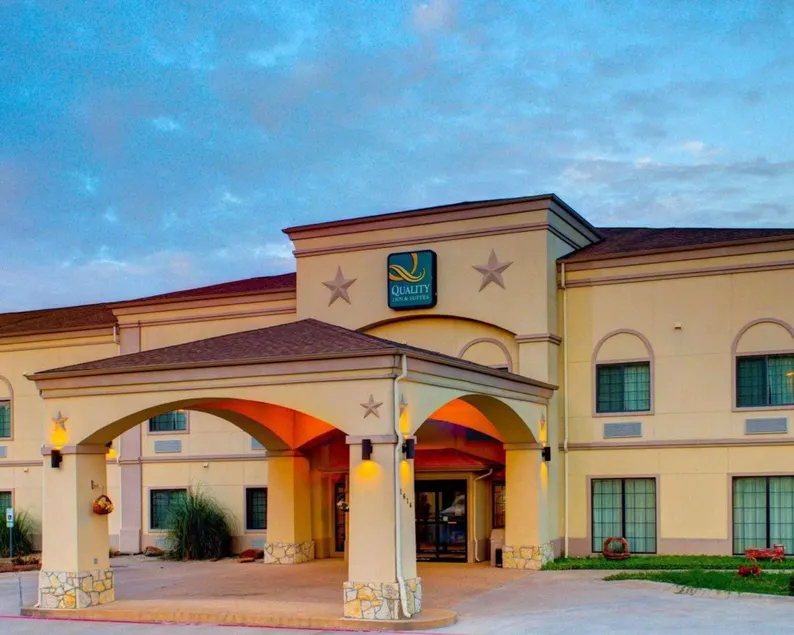 Quality Inn & Suites Glen Rose - Image 1