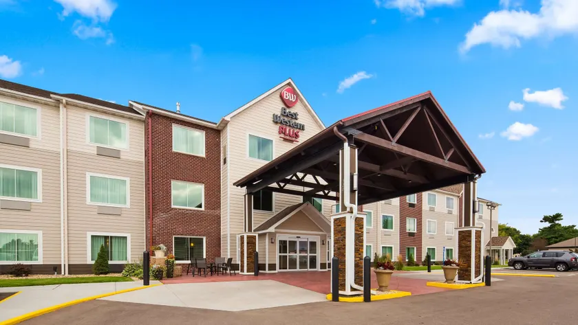 BEST WESTERN Plus Menomonie Inn & Suites - Image 1