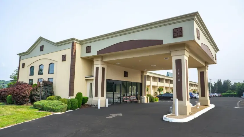 Riverview Inn & Suites - Image 1
