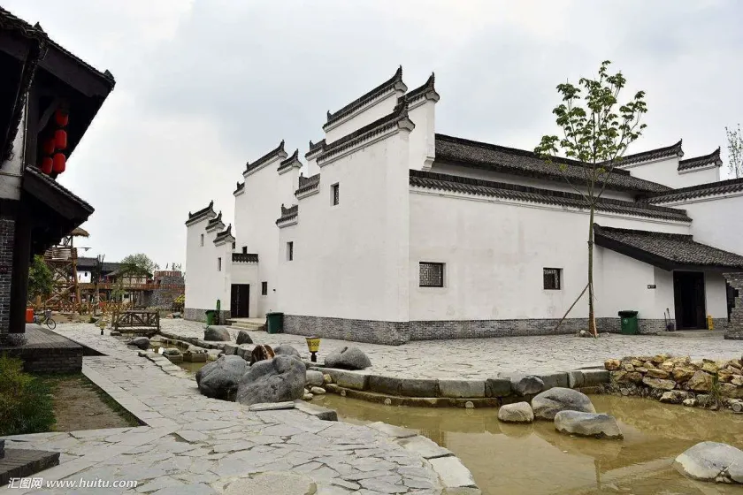 Huangshan Castle In The Sky Hotel - Image 1