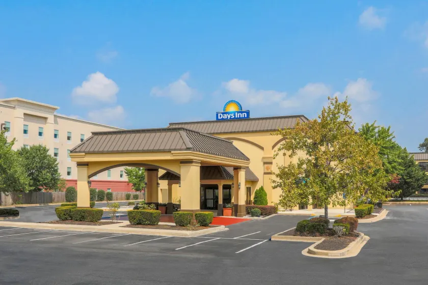 Days Inn by Wyndham Newark Wilmington - Image 1