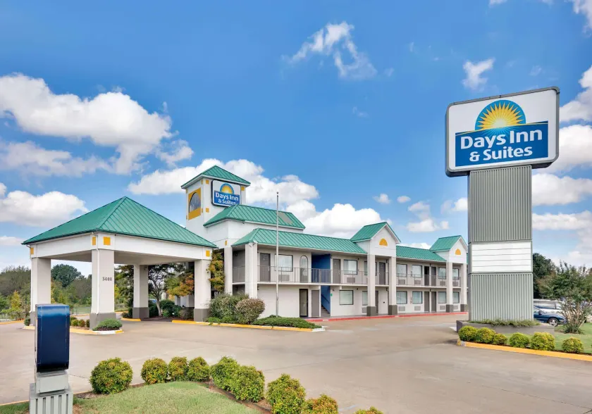 Days Inn & Suites by Wyndham Bentonville - Image 1